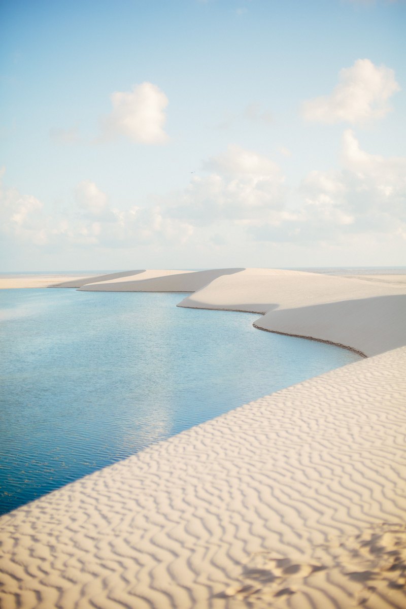 巴西 Lençóis Maranhenses 白色沙丘與藍色潟湖近景